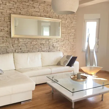 House Lilija Casa de Férias